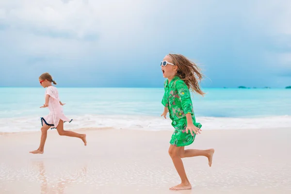 Little girls zabawy korzystających wakacje na tropikalnej plaży — Zdjęcie stockowe