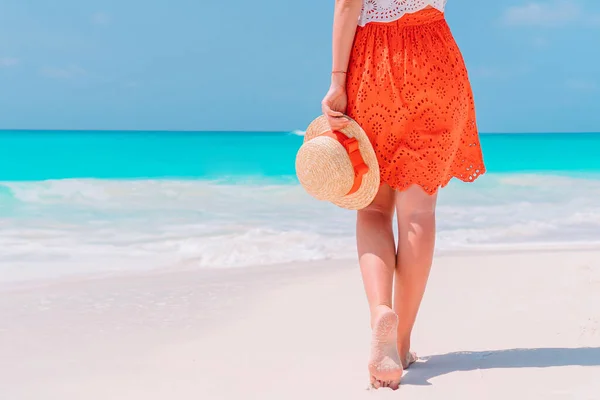 女性の足の白い砂浜にクローズ アップ — ストック写真