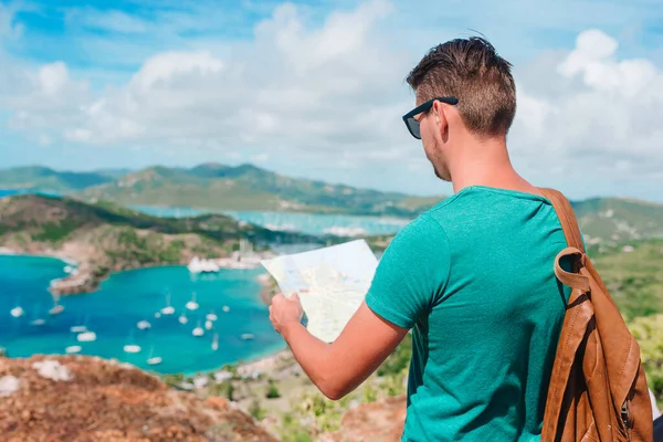 Jovem turista com fundo de mapa English Harbor de Shirley Heights, Antígua — Fotografia de Stock