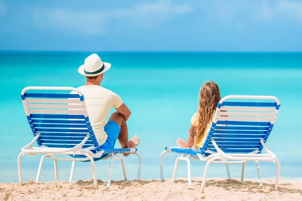 Liten flicka och glad pappa har roligt under stranden semester — Stockfoto