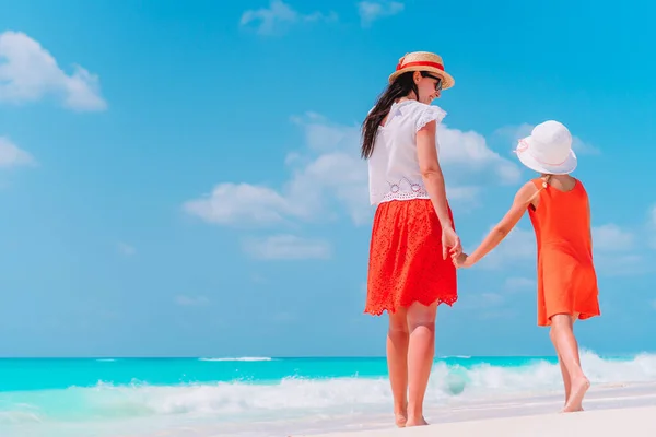 Beautiful mother and daughter on Caribbean beach — Stock Photo, Image