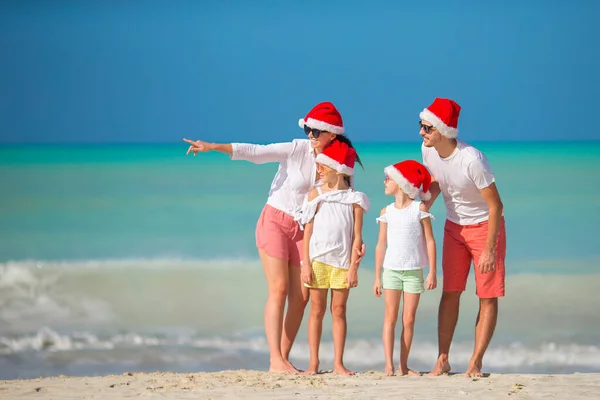 Família feliz com dois filhos em Santa Hat em férias de verão — Fotografia de Stock