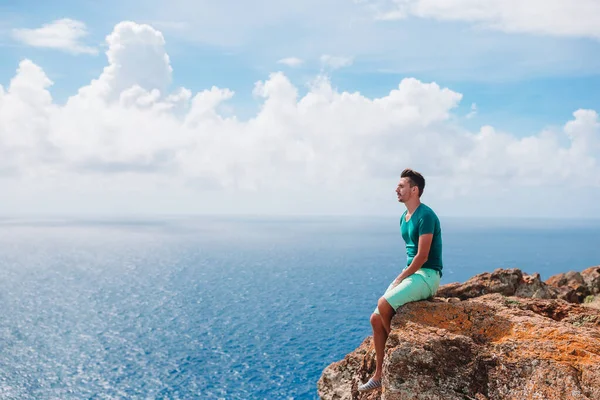 Ung man njuter av hisnande utsikt över vackra landskap — Stockfoto