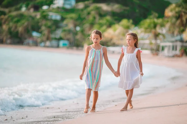 As crianças se divertem muito na praia tropical jogando juntas — Fotografia de Stock