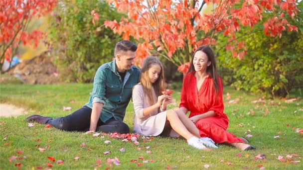 Sonbaharda dört kişilik mutlu bir ailenin portresi. — Stok video