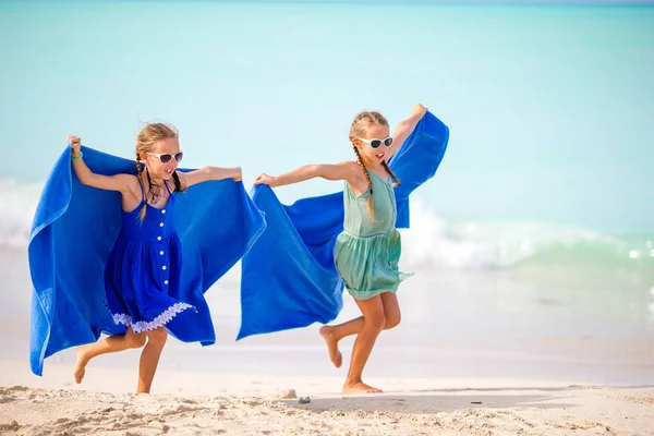 Små flickor som har roligt njuter av semester på tropisk strand — Stockfoto