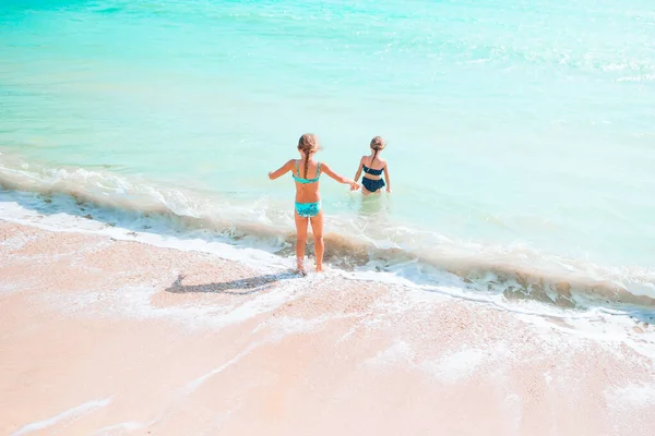 Děti mají spoustu zábavy na tropické pláži hrát spolu — Stock fotografie