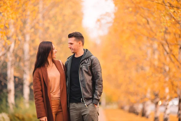 Familia feliz caminando en el parque de otoño en el soleado día de otoño —  Fotos de Stock