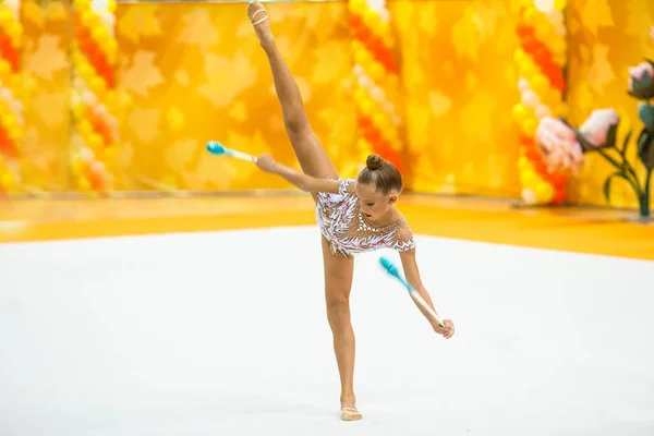 Hermosa niña gimnasta activa con su actuación en la alfombra — Foto de Stock