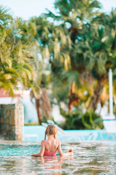 Pequena menina adorável na piscina exterior — Fotografia de Stock