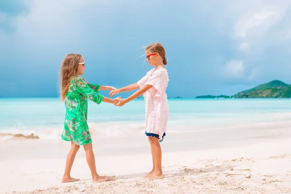 Little girls zabawy korzystających wakacje na tropikalnej plaży — Zdjęcie stockowe