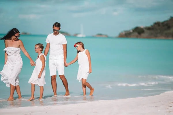 Счастливая семья с детьми на пляже вместе — стоковое фото