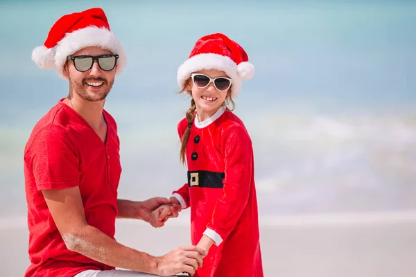 Vader en dochter in Kerstman hoed hebben plezier op tropisch strand — Stockfoto