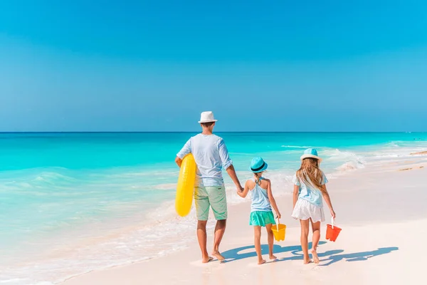 Família bonita feliz em umas férias de praia tropicais — Fotografia de Stock