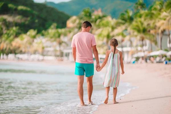 Mała dziewczynka i szczęśliwy tata zabawy podczas wakacji na plaży — Zdjęcie stockowe