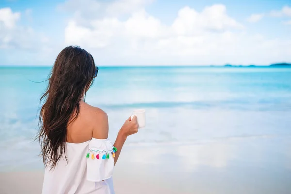 Junge Frau mit heißem Kaffee genießt Urlaub — Stockfoto