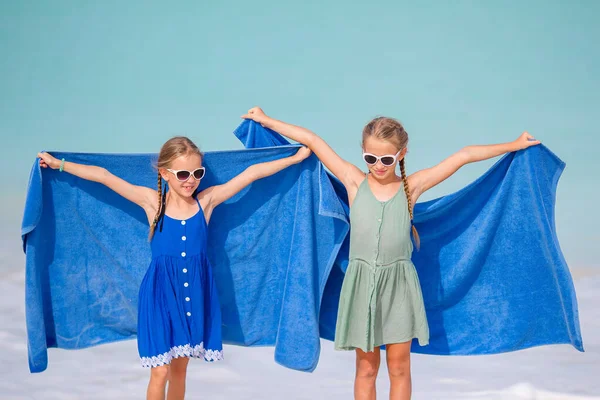 Kleine Mädchen genießen ihren Urlaub am tropischen Strand — Stockfoto