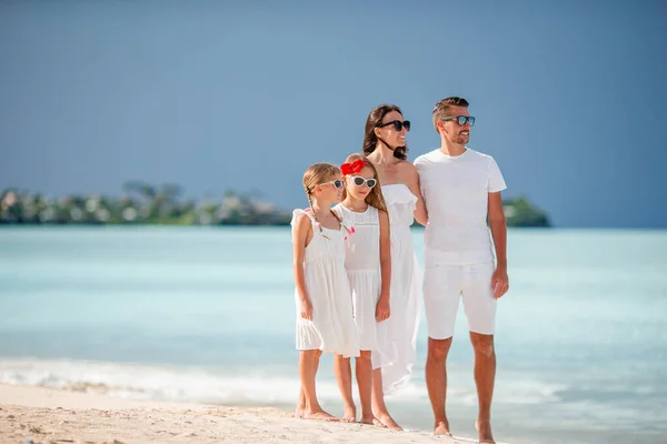 Happy rodinkou ze čtyř na bílé pláži — Stock fotografie
