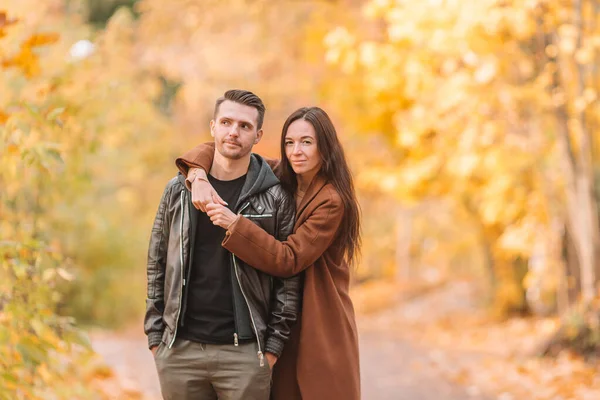 Familia feliz caminando en el parque de otoño en el soleado día de otoño —  Fotos de Stock