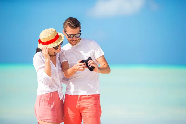Happy couple taking a photo on white beach on honeymoon holiday — Stock Photo, Image