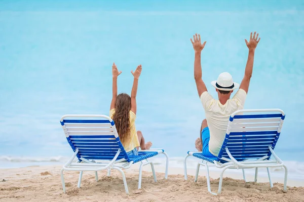 Klein meisje en gelukkig papa hebben plezier tijdens strand vakantie — Stockfoto