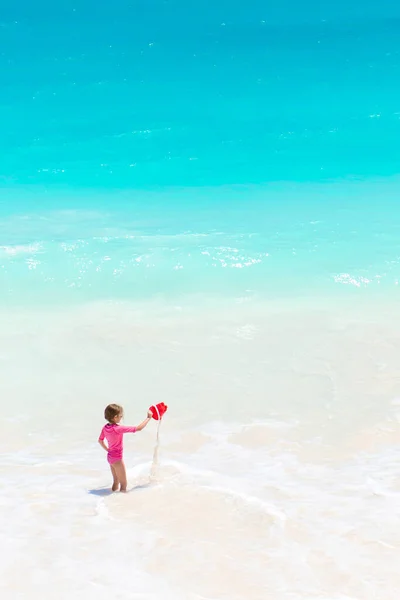 Linda niña en la playa durante las vacaciones caribeñas — Foto de Stock