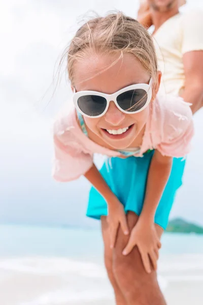 Маленькая девочка на открытом воздухе во время летних каникул весело провести время с отцом . — стоковое фото