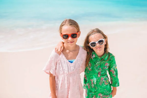 Los niños se divierten mucho en la playa tropical jugando juntos —  Fotos de Stock