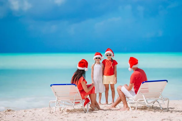 여름 방학에 산타 햇에 두 아이가 있는 행복 한 가족 — 스톡 사진