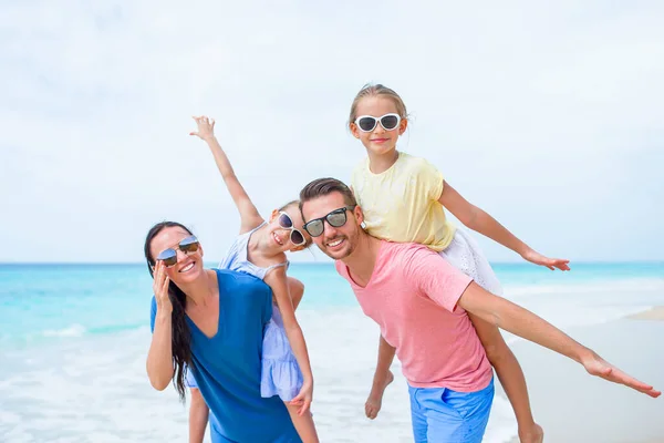 Gelukkige familie op het strand tijdens de zomervakantie — Stockfoto