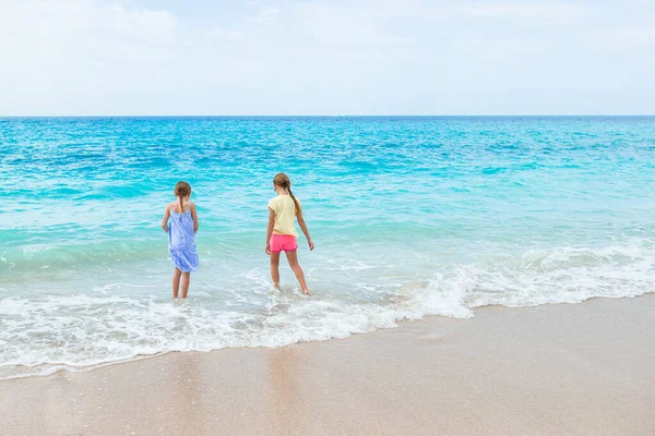 Dzieci mają dużo zabawy na tropikalnej plaży grając razem — Zdjęcie stockowe