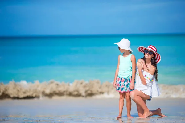 Porträt eines kleinen Mädchens und einer Mutter im Sommerurlaub — Stockfoto