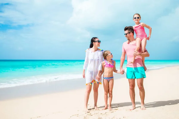 Família feliz na praia durante as férias de verão — Fotografia de Stock