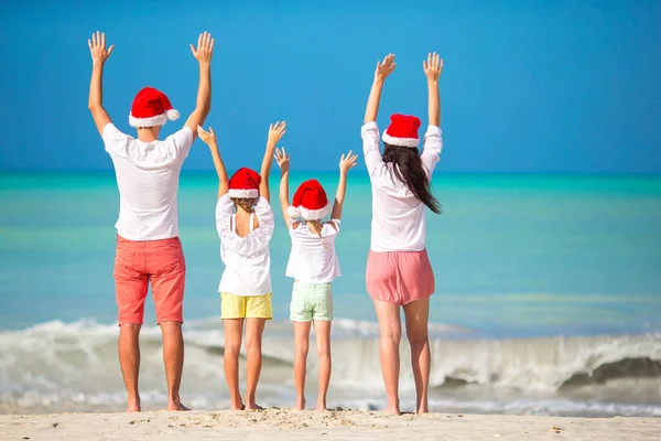 Familia feliz con dos niños en Santa Hat en vacaciones de verano — Foto de Stock