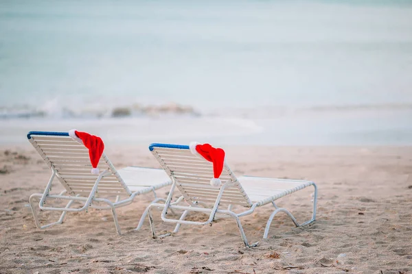 Närbild Tomtemössa på stol på tropisk strand, vit — Stockfoto