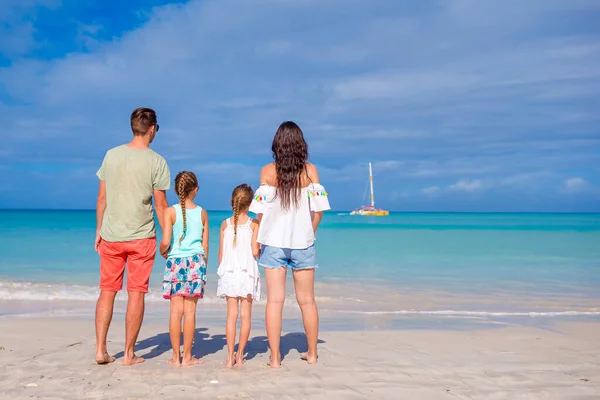 Счастливая семья на пляже во время летнего отпуска — стоковое фото
