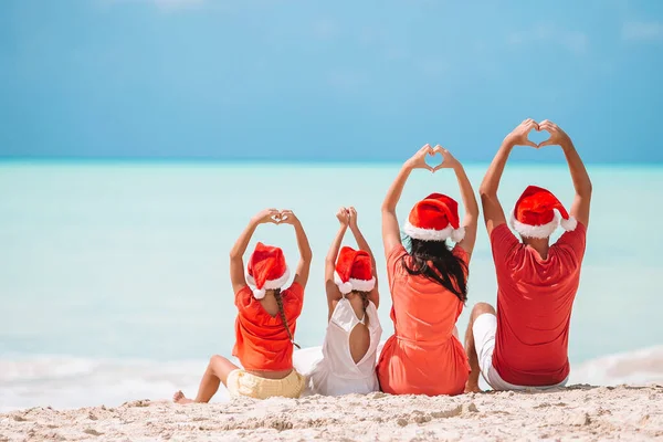 Família feliz com dois filhos em Santa Hat em férias de verão — Fotografia de Stock