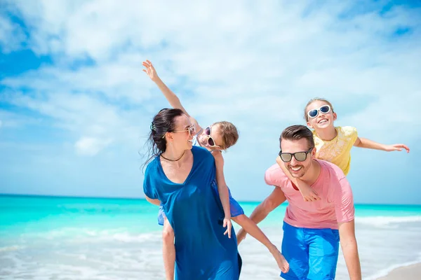 Familia feliz en la playa durante las vacaciones de verano —  Fotos de Stock