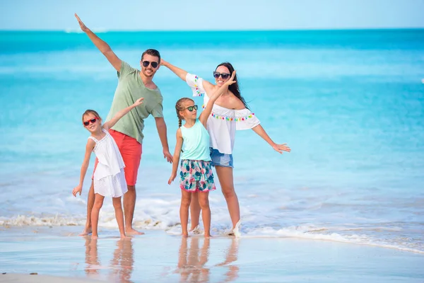 Yaz tatili boyunca sahilde mutlu bir aile. — Stok fotoğraf