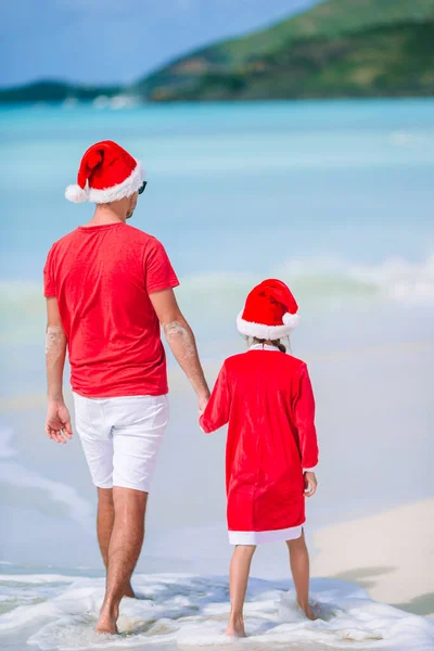 Father and daughter in Santa Hat have fun at tropical beach — Stock Photo, Image