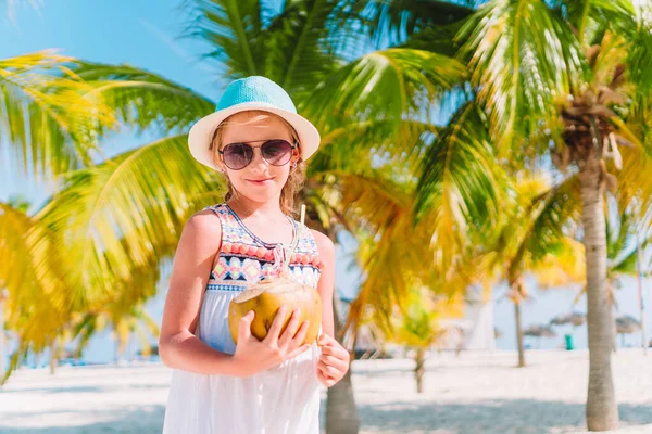 Menina adorável com grande coco na praia — Fotografia de Stock