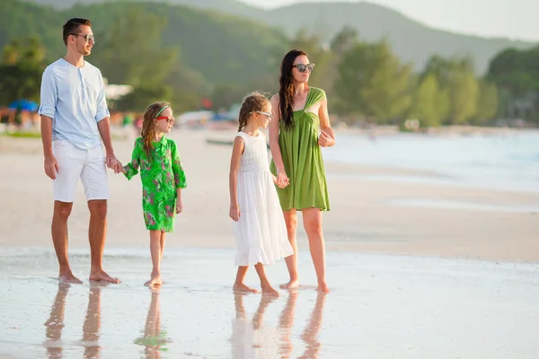Щаслива сім'я на пляжі під час літніх канікул — стокове фото