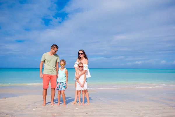 Glückliche Familie am Strand im Sommerurlaub — Stockfoto