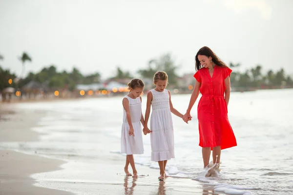 Szczęśliwa piękna rodzina na tropikalnych wakacjach na plaży — Zdjęcie stockowe