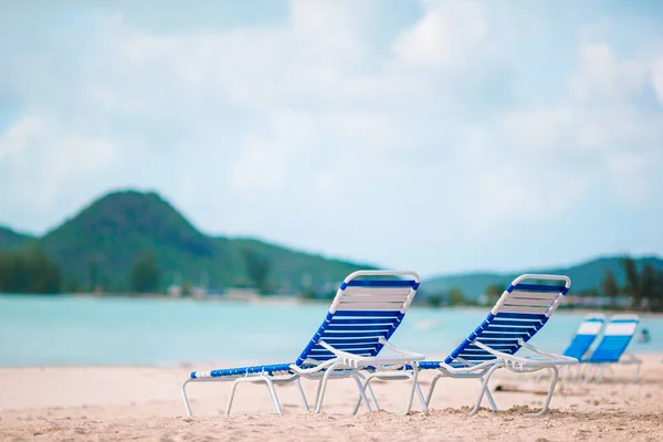 Fehér lounge székek egy gyönyörű trópusi strandon a Maldív-szigeteken — Stock Fotó