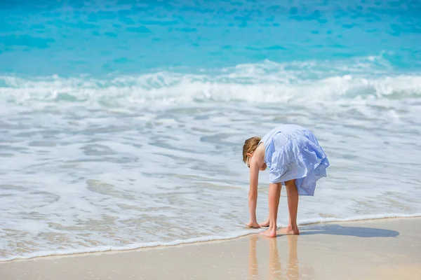 Menina feliz desfrutar de férias de verão na praia — Fotografia de Stock