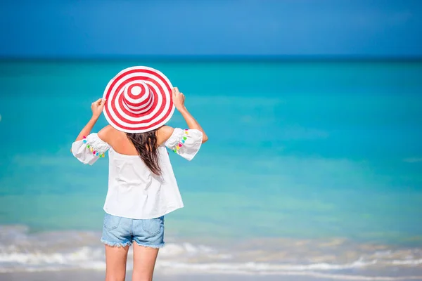 白种女孩与帽子背景海 — 图库照片