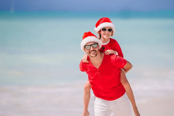 Father and daughter in Santa Hat have fun at tropical beach — Stock Photo, Image