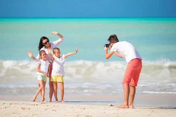 Familia de cuatro personas tomando una foto selfie en sus vacaciones en la playa. Vacaciones familiares en playa —  Fotos de Stock