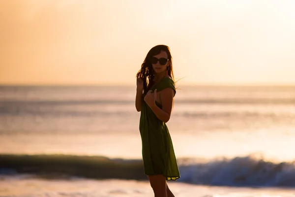 Hermosa mujer en la playa blanca al atardecer . — Foto de Stock